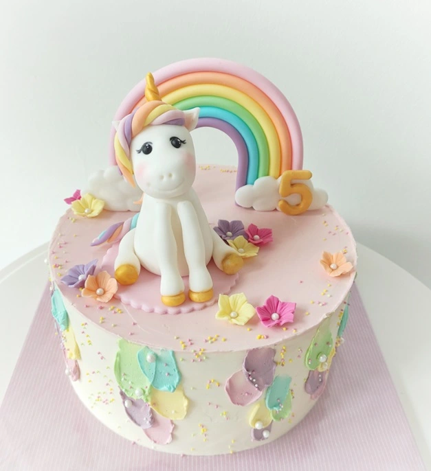 Růžový bezlepkový dort s figurkou jednorožce a duhou pro 5. narozeniny, Mivcakes Praha.