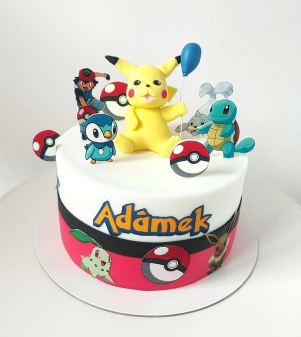 Dětský bezlepkový dort Pokémon s figurkou Pikachu, Squirtle a Pokéballem.